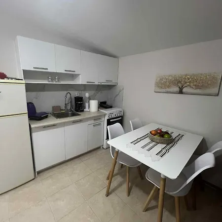 Dinas House 2 *