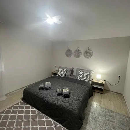 Dinas House 2 Prázdninový dům *